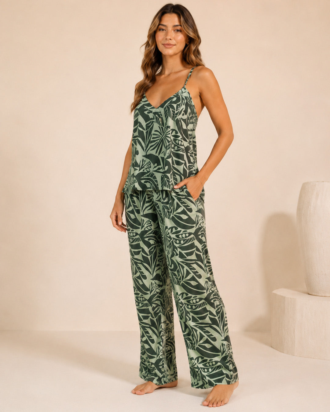 Modelo con pijama Malala de pantalón largo